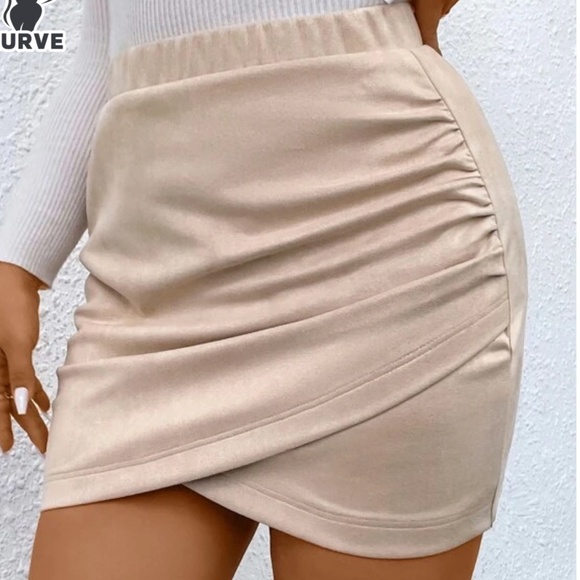 Plus Vegan Suede Stretchy Waist Fitted Mini Skirt - Picture 3 of 9